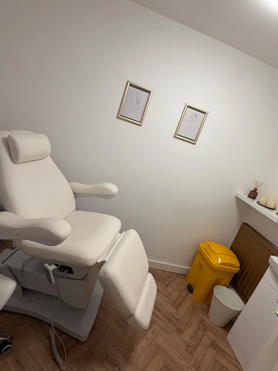 Another view of the treatment chair and framed wall art in Shania’s room